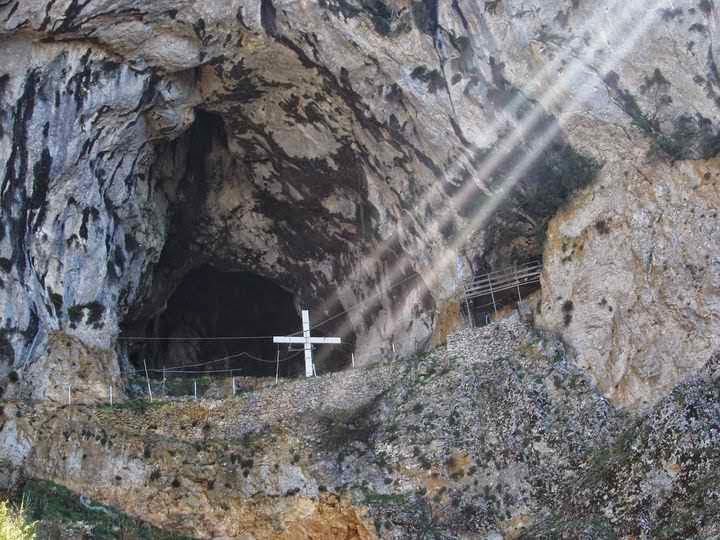 Η θαυματουργή σπηλιά του αγίου Αρσενίου στην περιοχή Παραμυθιάς Θεσπρωτίας - Φωτογραφία 1