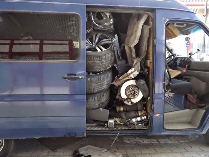 Υπάρχει τρόπος να χωρέσεις μια κλεμμένη BMW X6 μέσα σε ένα φορτηγάκι; Και όμως....ΝΑΙ! - Φωτογραφία 3