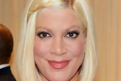 Tρομακτικά λεπτή: Δείτε την Tori Spelling πιο καταβεβλημένη από ποτέ