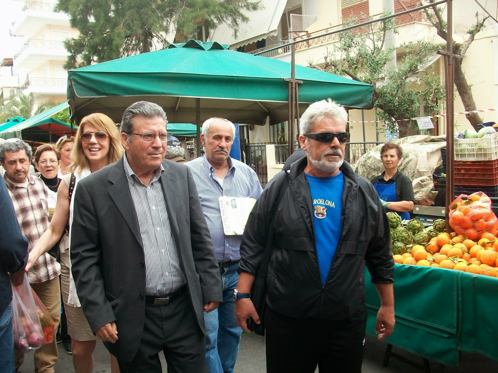 Φωτογραφίες από την περιοδεία του υποψηφίου Δημάρχου Φώτη Μελά στη λαϊκή της Αμφιάλης - Φωτογραφία 2