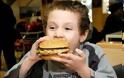 Η ποσότητα φαγητού που τρώνε οι γονείς επηρεάζει τα παιδιά