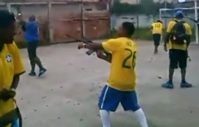 Ψυχασθενείς οπαδοί στη Βραζιλία πανηγυρίζουν γκολ με πυροβολισμούς! Και σε αυτή τη χώρα θα διεξαχθεί το Μουντιάλ... [video] - Φωτογραφία 1