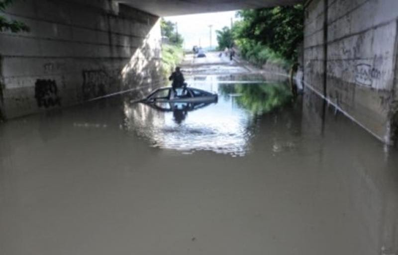 Άντρας στις Σέρρες ανέβηκε στο αυτοκίνητο του για να γλιτώσει από τη νεροποντή - Φωτογραφία 2