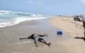 Ξεβράστηκε σε παραλία της Λιβύης νεκρός μετανάστης! Σοκαριστικές φωτογραφίες! - Φωτογραφία 3