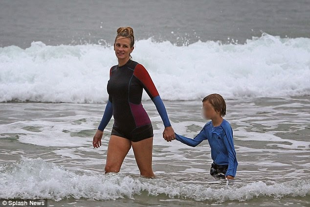 Δείτε τη Julia Roberts στη παραλία με κάτι που... μαγιό! [photos] - Φωτογραφία 4