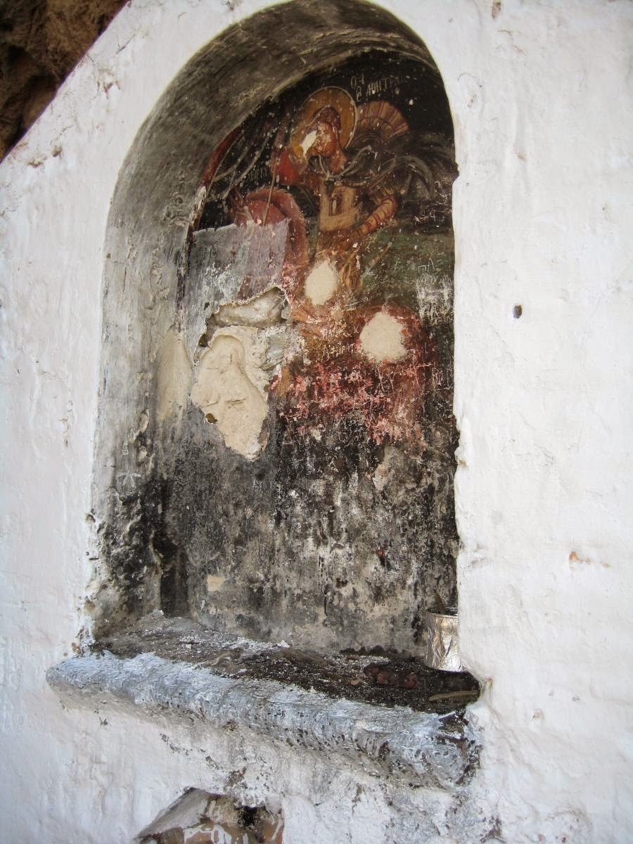 Καταστρέφεται η εικόνα του Άη Δημήτρη στη στέγη της Μονής Αυγού - Φωτογραφία 2