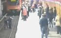 ΠΑΝΙΚΟΣ σε σταθμό μετρό: Αστυνομικός σώζει άντρα που πέφτει στις γραμμές την ώρα που έρχεται ο συρμός! [video]
