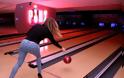 Απίστευτο και όμως... Δείτε πως παίζει η Khloe Kardashian bowling! Τι φοράει η γυναίκα! - Φωτογραφία 2