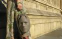 ΤΡΟΜΑΚΤΙΚΟ: Γιατί κουβαλάει τσάντα - ανθρώπινο κεφάλι; [Photos]