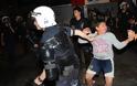 Σοκαριστικό: Η τουρκική αστυνομία επιτήθεται σε 10χρονο αγόρι στα επεισόδια της Ταξίμ [Photo] - Φωτογραφία 2