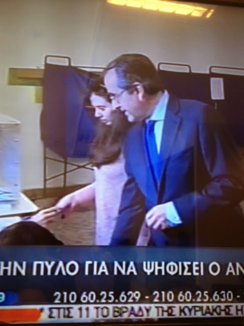 Ο Σαμαράς όπως δεν τον έχουμε ξαναδεί: Τρυφερός δίπλα στην κόρη του για να ψηφίσουν - Φωτογραφία 4