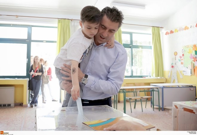 Δείτε τον Θ. Ζαγοράκη να ψηφίζει αγκαλιά με τον γιο του… [photo] - Φωτογραφία 2