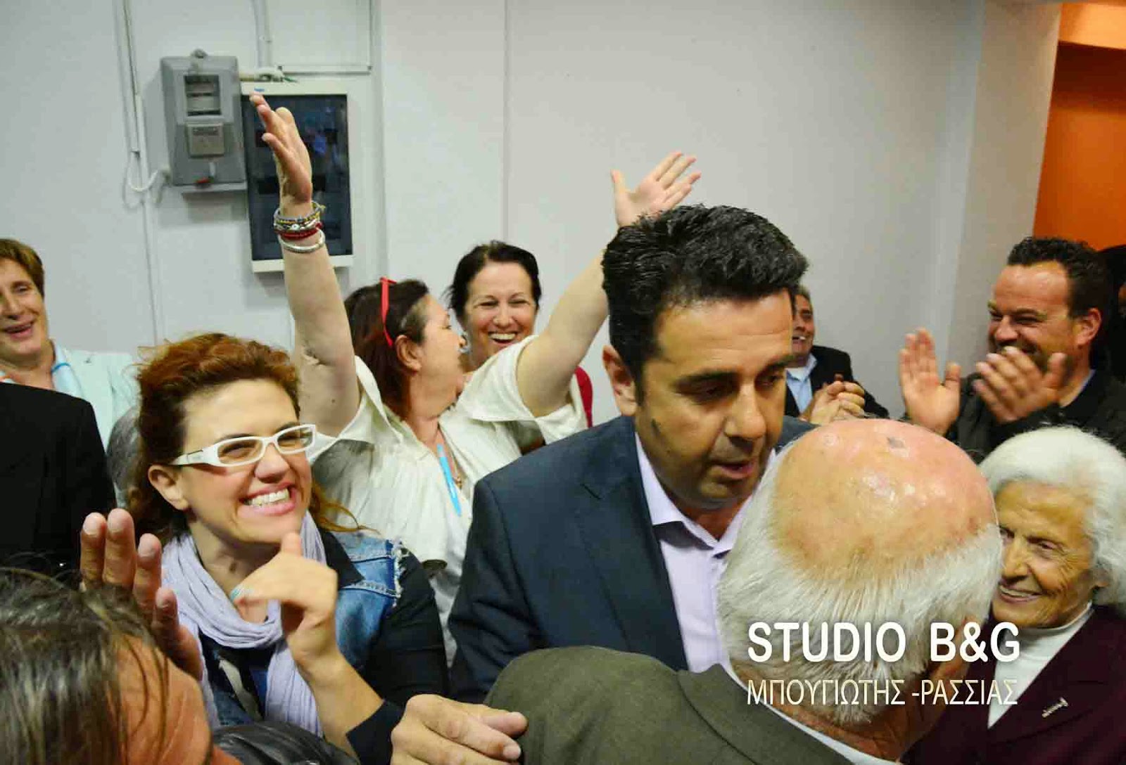 Ενθουσιασμός για την νίκη στο εκλογικό κέντρο του Δ.Κωστούρου στο Ναύπλιο - Φωτογραφία 3