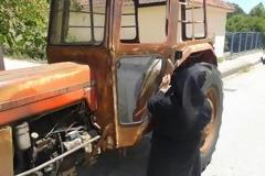 Σούπερ γιαγιά καβάλησε το τρακτέρ και πήγε να ψηφίσει! [Photos]