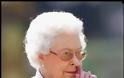 Φωτογράφισαν τη βασίλισσα Ελισάβετ ενώ... σκάλιζε τη μύτη της - Φωτογραφία 2