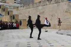 Οι Πόντιοι Εύζωνες στο Σύνταγμα! Μοναδικές φωτογραφίες και ένα βίντεο που πρέπει να δείτε