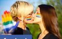Το Facebook της έσβησε το προφίλ επειδή ανέβασε φωτογραφία με δυο γυναίκες να φιλιούνται [photo] - Φωτογραφία 1