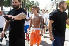 Ο Justin Bieber δίχως μπλούζα στις Κάννες! [photos]