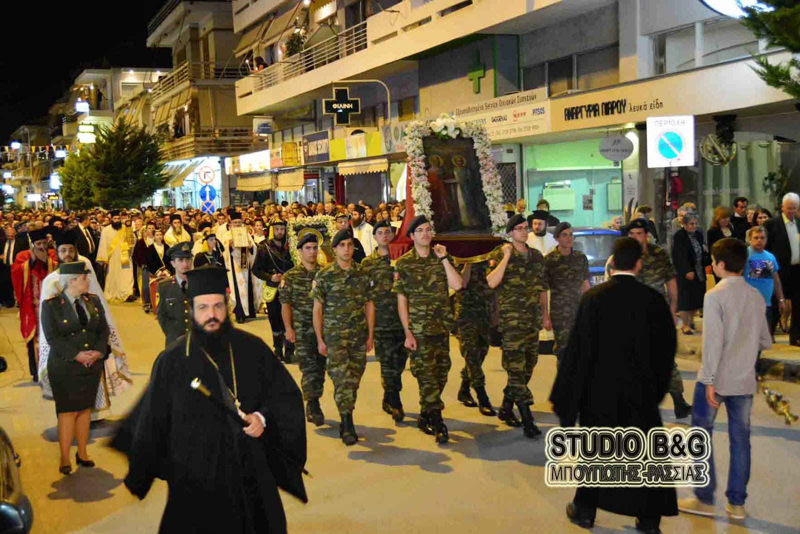 Με κάθε λαμπρότητα εορτάστηκε η μνήμη των Αγίων Κωνσταντίνου και Ελένης στο Ναύπλιο [photos] - Φωτογραφία 5