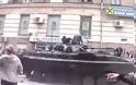 Συγκλονιστικό βίντεο! Πολίτες στην Ουκρανία μπήκαν μέσα σε τανκ και άρχισαν να πυροβολούν προς το πλήθος [video]