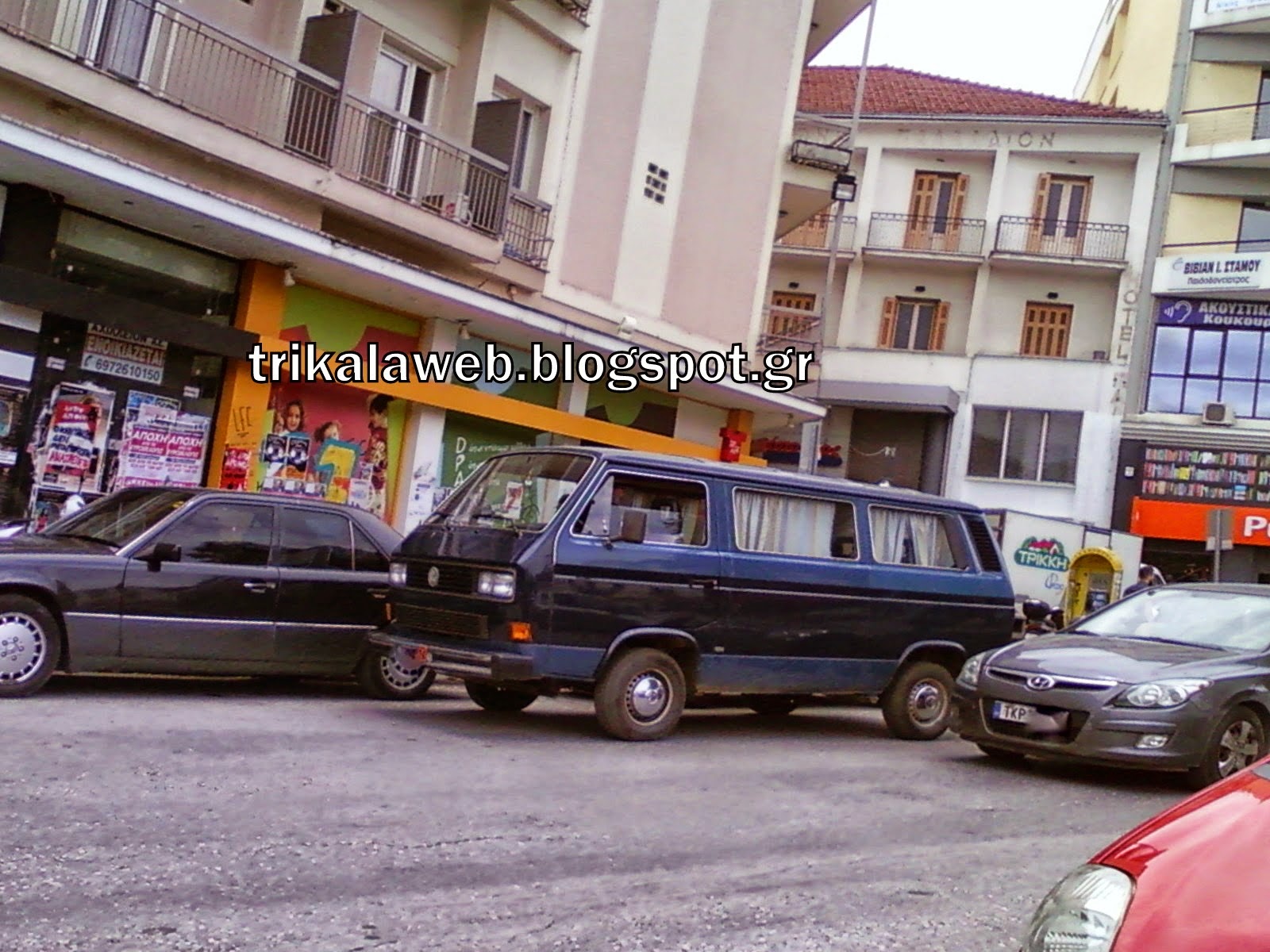 Δείτε που άφησε το όχημα της καλόγρια στα Τρίκαλα και εμπόδιζε την κυκλοφορία [photo] - Φωτογραφία 2