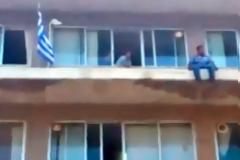 Νεαρός αποπειράθηκε να αυτοκτονήσει στην εφορία Μυτιλήνης επειδή του άδειασαν τον λογαριασμό
