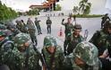 Ο στρατός της Ταϊλάνδης απαγόρευσε την έξοδο από τη χώρα σε 155 άτομα