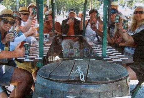 Πρωτότυπη άμαξα στο Κατάκολο για μερακλήδες τουρίστες - Πίνεις μπύρα και κάνεις πετάλι . . . - Φωτογραφία 1