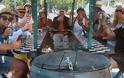 Πρωτότυπη άμαξα στο Κατάκολο για μερακλήδες τουρίστες - Πίνεις μπύρα και κάνεις πετάλι . . . - Φωτογραφία 1