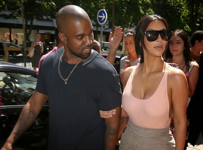 Η Kim Kardashian κυκλοφορεί χωρίς σουτιέν στο Παρίσι και τρελαίνει τους Γάλλους - Φωτογραφία 1