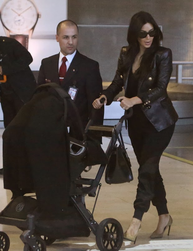 Η Kim Kardashian κυκλοφορεί χωρίς σουτιέν στο Παρίσι και τρελαίνει τους Γάλλους - Φωτογραφία 13