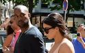 Η Kim Kardashian κυκλοφορεί χωρίς σουτιέν στο Παρίσι και τρελαίνει τους Γάλλους - Φωτογραφία 10