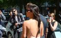 Η Kim Kardashian κυκλοφορεί χωρίς σουτιέν στο Παρίσι και τρελαίνει τους Γάλλους - Φωτογραφία 11