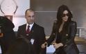 Η Kim Kardashian κυκλοφορεί χωρίς σουτιέν στο Παρίσι και τρελαίνει τους Γάλλους - Φωτογραφία 13