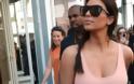Η Kim Kardashian κυκλοφορεί χωρίς σουτιέν στο Παρίσι και τρελαίνει τους Γάλλους - Φωτογραφία 3