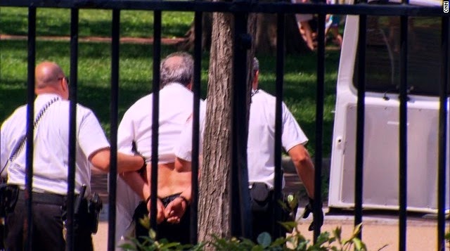 Άντρας γδύθηκε και στάθηκε τσιτσίδι μπροστά στον Λευκό Οίκο! Μαντέψτε που κατέληξε…  [video + photos] - Φωτογραφία 4