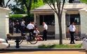Άντρας γδύθηκε και στάθηκε τσιτσίδι μπροστά στον Λευκό Οίκο! Μαντέψτε που κατέληξε…  [video + photos]