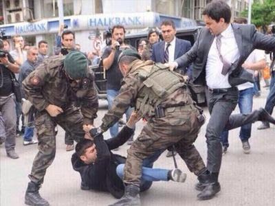Απολύθηκε ο τραμπούκος σύμβουλος του Ρετζέπ Ταγίπ Ερντογάν που κλώτσησε τον διαδηλωτή - Φωτογραφία 1