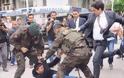 Απολύθηκε ο τραμπούκος σύμβουλος του Ρετζέπ Ταγίπ Ερντογάν που κλώτσησε τον διαδηλωτή