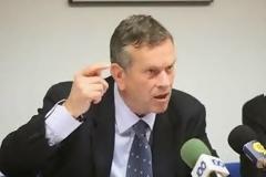 Απογοήτευση και προβληματισμός στο εκλογικό κέντρο του Γιάννη Ιωαννίδη [photos]