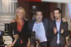 Το  τρίο στούτζες! Αγκαλιές φιλιά και πολλά χαμόγελα! Νέες δηλώσεις Τσίπρα για την νίκη της Ρ. Δούρου