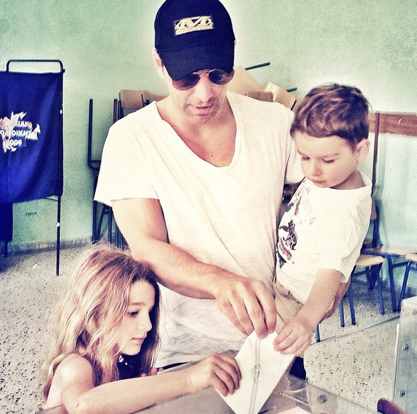 Ο Σάκης Ρουβάς πήγε με τα παιδιά για... ψήφο [Photo] - Φωτογραφία 2