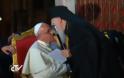 Μοναδική στιγμή:  Ο Πάππας φιλάει του χέρι του Οικουμενικού Πατριάρχη! [Video]