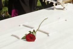 Κυρία της υψηλής κοινωνίας χαμογελάει κατάμουτρα στον θάνατο λίγο μετά… τον δικό της θάνατο – ΠΡΟΣΟΧΗ: ΣΥΓΚΛΟΝΙΣΤΙΚΕΣ ΕΙΚΟΝΕΣ