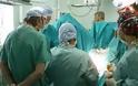 Ξέχασαν χειρουργικό γάντι στο στομάχι 48χρονης στην Κύπρο!