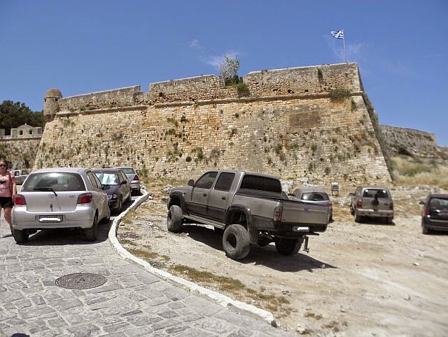 Παρατημένο στη τύχη του το μνημείο που φέρνει μισό εκατ. ευρώ στο Ρέθυμνο! Η είσοδος έχει μετατραπεί σε πάρκινγκ [photos] - Φωτογραφία 4