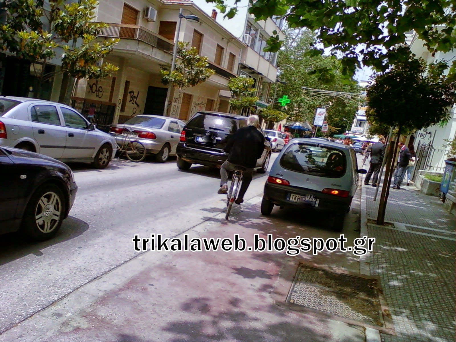 Παρκάρουν όπου βρουν! Δείτε ένα αμάξι στα Τρίκαλα να είναι παρατημένο πάνω σε έναν ποδηλατόδρομο [photo] - Φωτογραφία 2