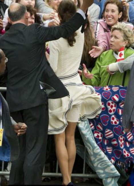 H Daily Mail κράζει την Κέιτ Μίντλετον: Μάθε πια να καλύπτεις τον κ@λ@ σου και πάψε να φοράς στρινγκ, θα γίνεις βασίλισσα - Φωτογραφία 6