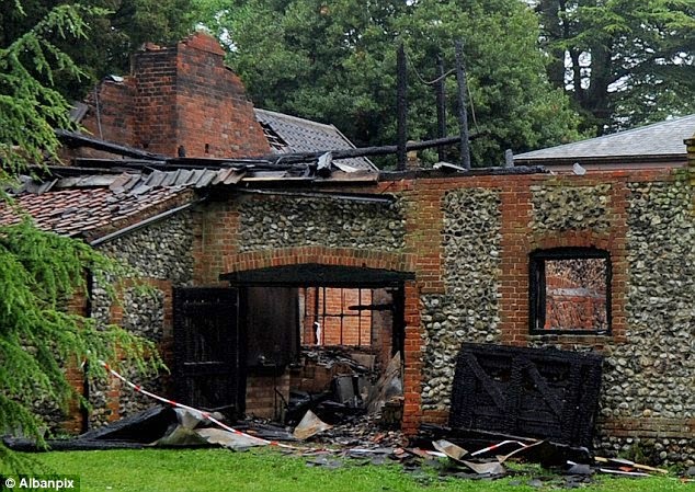 Κάηκε το σπίτι της Claudia Schiffer! [photos] - Φωτογραφία 4