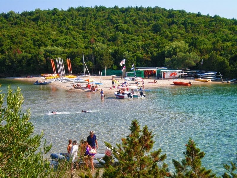 Κι όμως δεν είναι οι Μαλδίβες, αλλά μια απίστευτη παραλία στην Ελλάδα! - Φωτογραφία 2